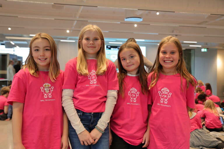 Amalie Ødegaard Steihaug, Emilie Linna Føien, Lea Olivia Craig og Agnes Fiskerud Sveen.hadde en annerledes skoledag på Innlandet science park.
