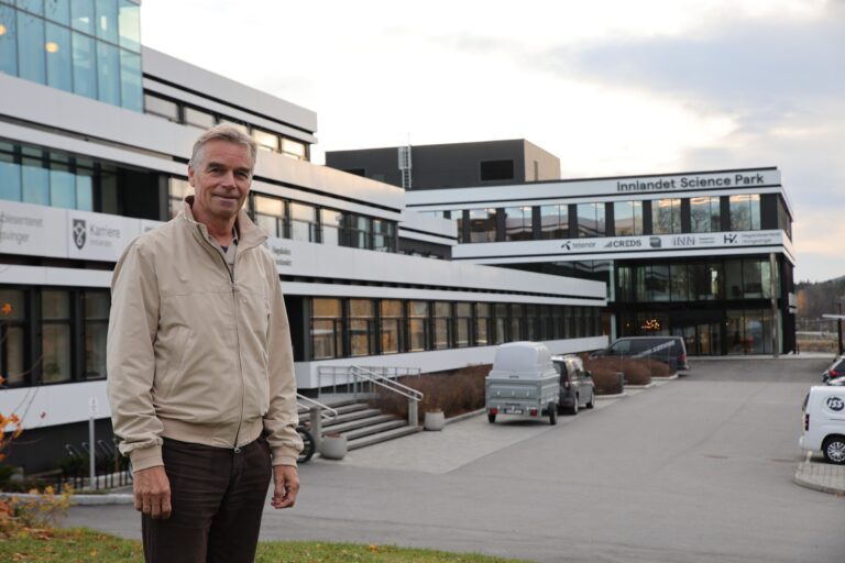 Både Høgskolesenteret og Innlandet science park vil lyse opp i rødt for å markere dagen, forteller president i Kongsvinger Rotaryklubb, Arild Sunde.