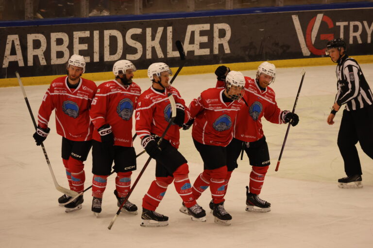 Emil Krogh (med gitter på hjelmen) scoret sitt første A-lags mål i lørdagens hjemmekamp mot Mangleud Star.