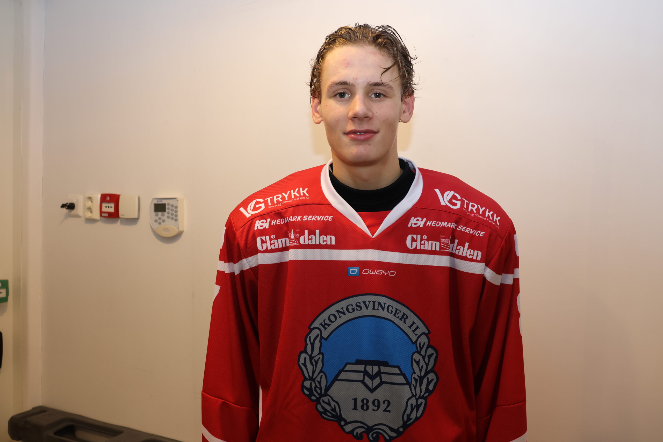 Emil Krogh har hatt en god utvikling i A-laget til Kongsvinger Ishockey. Lørdag scoret han sitt første A-lags mål og får skryt av treneren.