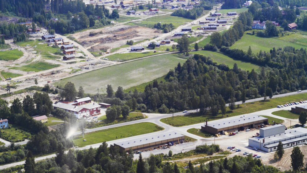 Norske Backer åpnet i bygget til høyre. I dag har Coop Extra Langeland lokaler der, og industribedriften har flyttet til SIVA.