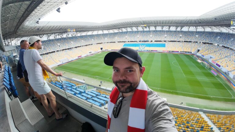 Daniel Instebø på fotballkamp i Ukraina. Det kan ikke være flere på stadion enn at det skal være plass i beredskapsrom i nærheten. Derfor var det ikke mer enn 1500-2000 som fikk plass.