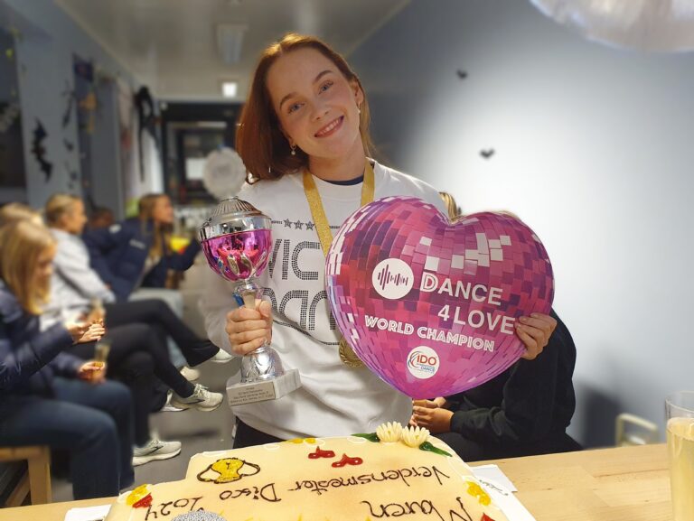 Maren Fonstad (21) kunne feire med resten av Victory Dance når hun nok en gang har blitt både gullmedaljevinner og verdensmester.