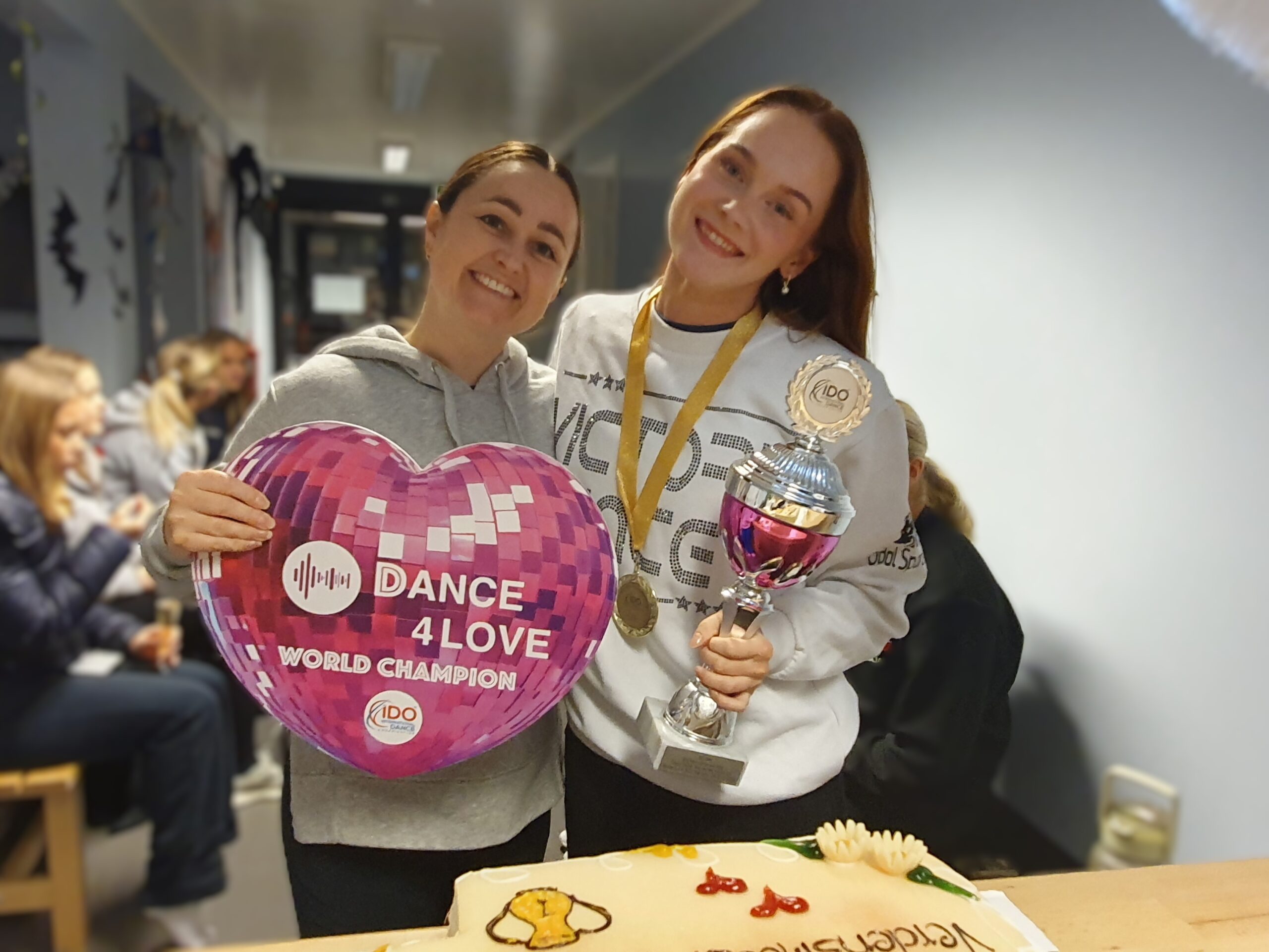 Ida Craig (t.v.) og Maren Fonstad og feiret med ballonger, kake og Mozell etter seierstriumfen. Maren ble også tatt i mot gjennom en "Walk of Fame" av sine dansevenninner.
