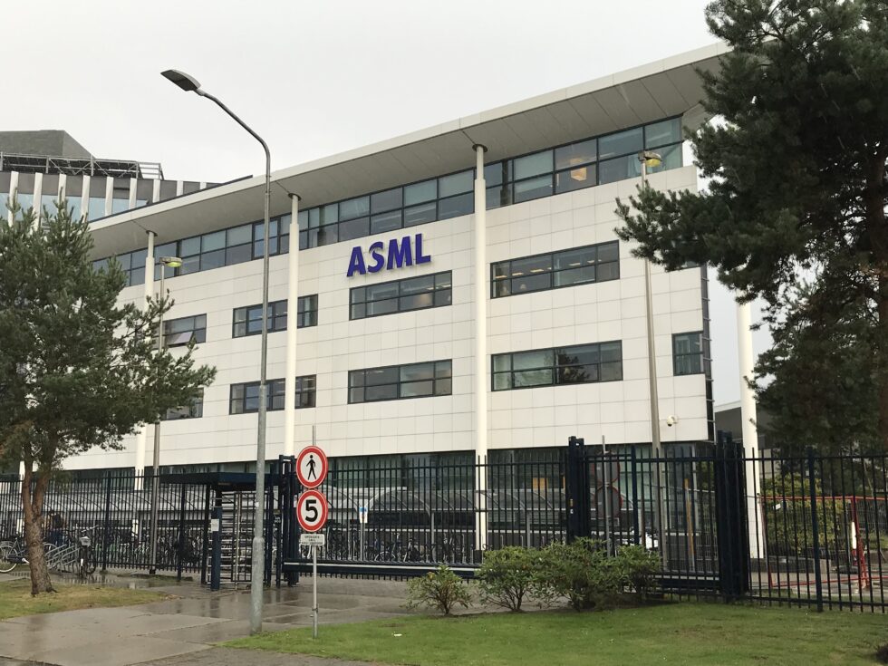 ASML: En av bygningene ved ASMLs globale hovedkontor i kommunen Veldhoven, åtte kilometer fra Eindhoven sentralstasjon, Nederland. Oljefondet eier aksjer for 112 milliarder kroner i ASML.