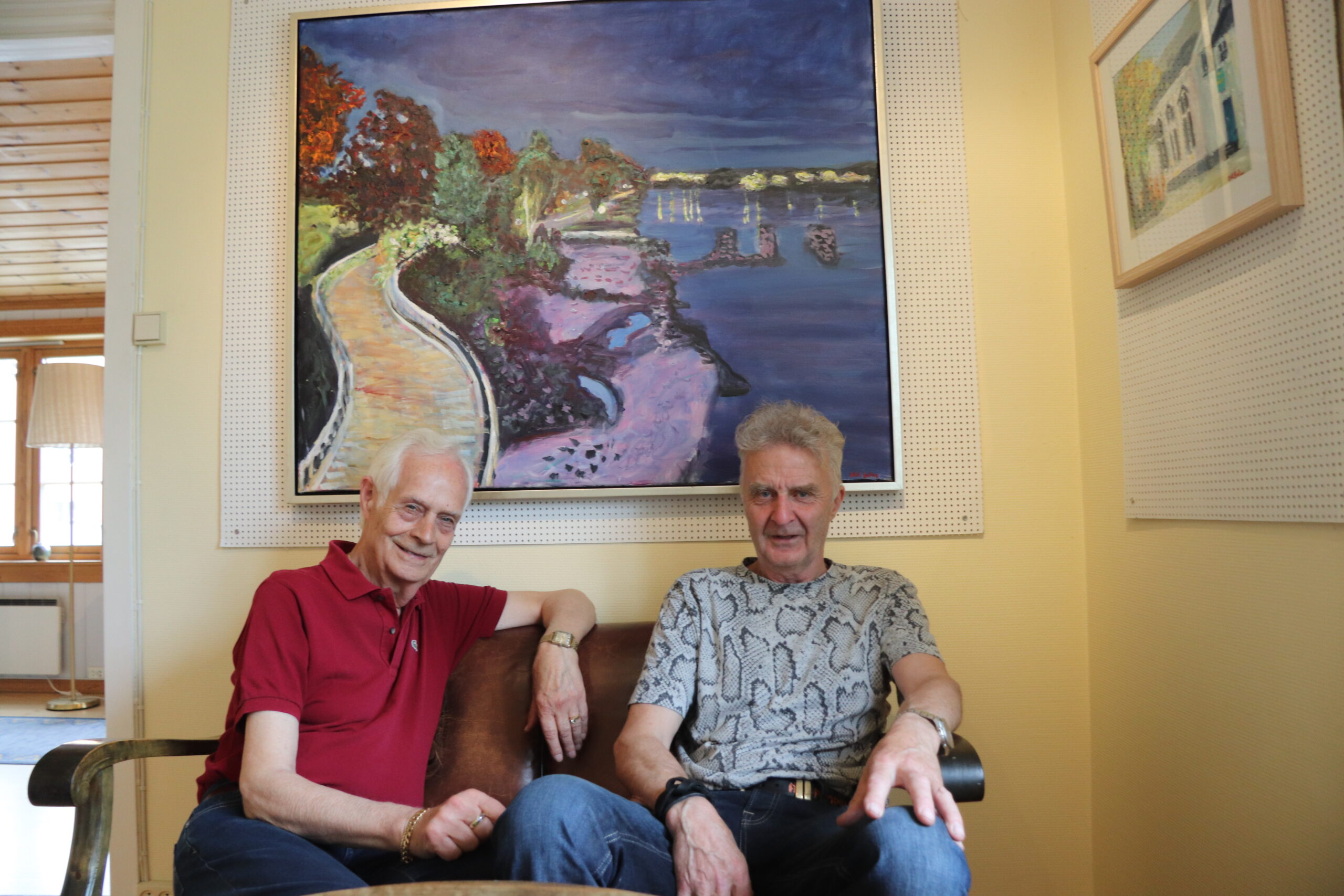 Gallerist Asbjørn Bergerud (f.v.) og kunstner Odd Sæthre ved en tidligere utstilling i Galleri Asbjørn. — Akrivfoto: Audun Baardseth