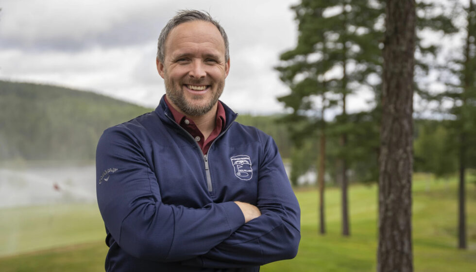 Daniel Larsson, daglig leder i Kongsvingers Golfklubb, er fornøyd med å få på plass de siste spillemidlene.