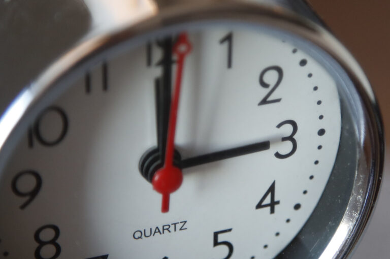 Klokken skal stilles en time tilbake natt til søndag neste uke.