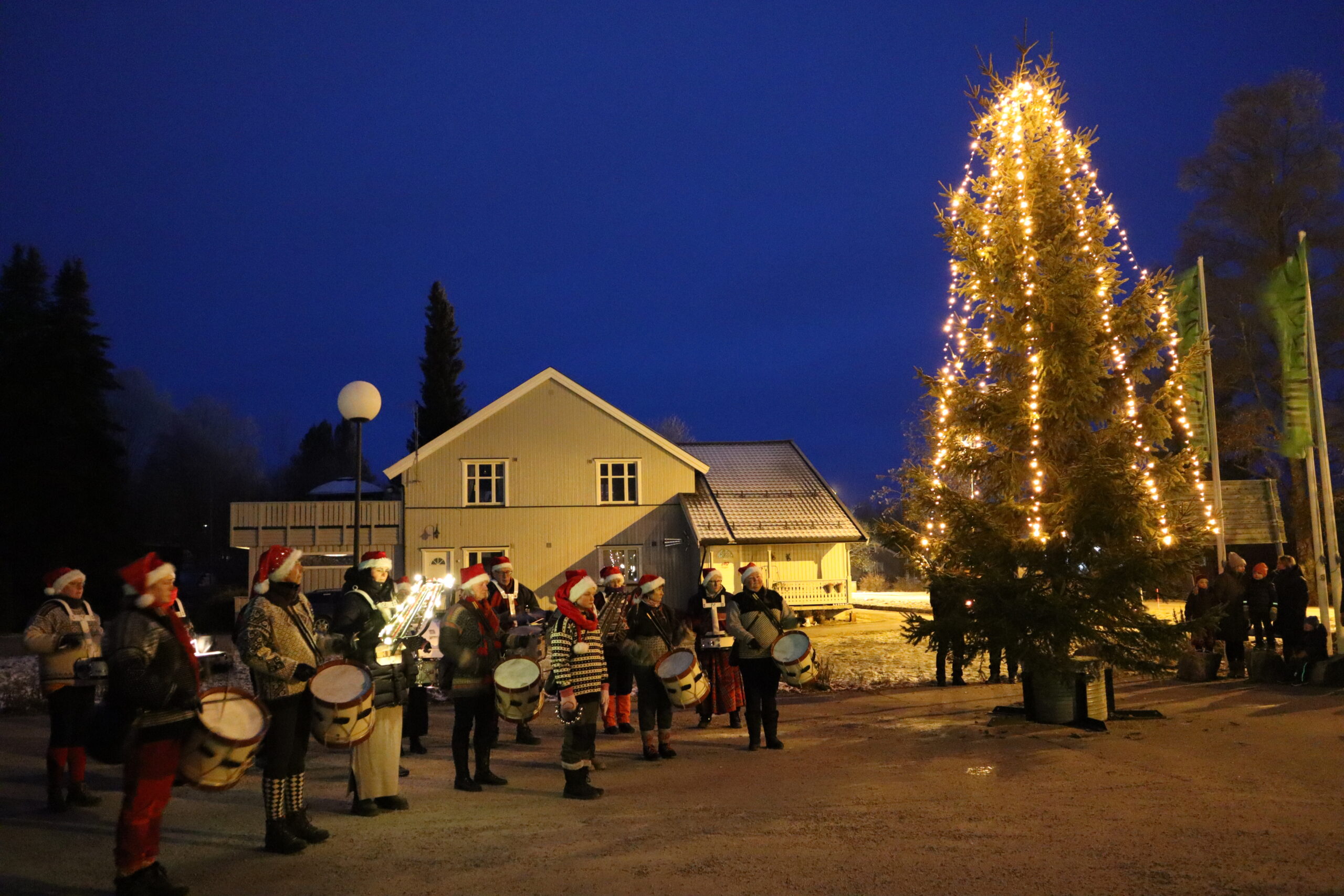 Søndag 1. desember blir det julemarked, juleverksted og tenning av julegrana på Roverud.