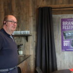 Lars Bråten ga seg ikke, selv etter mye motgang. Med god hjelp fikk han til slutt signert både Åge & Sambandet og Hellbillies til neste års Brandvalfestival.