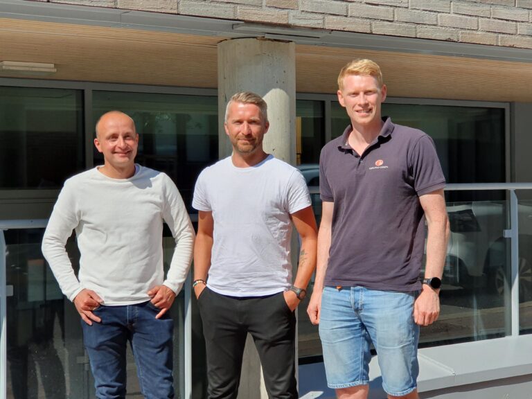 Assisterende daglig leder, Stian Bergerud (f.v), daglig leder Nicolay Paulsen og styreleder Peder Gjølstad Røhnebæk står bak den nye ferskvareforretningen Peders kjøtt & fisk.