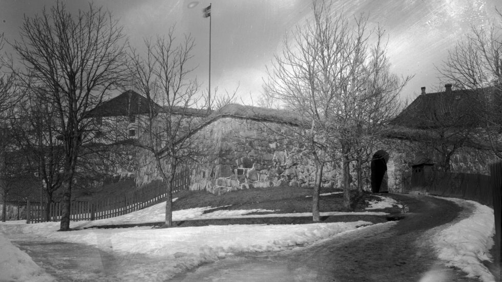 Bilde av festningsmuren tilhørende Riksantikvaren. Hovedporten her var stridens kjerne mellom Carl Bonaparte Roosen og generalmajor Johan Henrik Spørck.