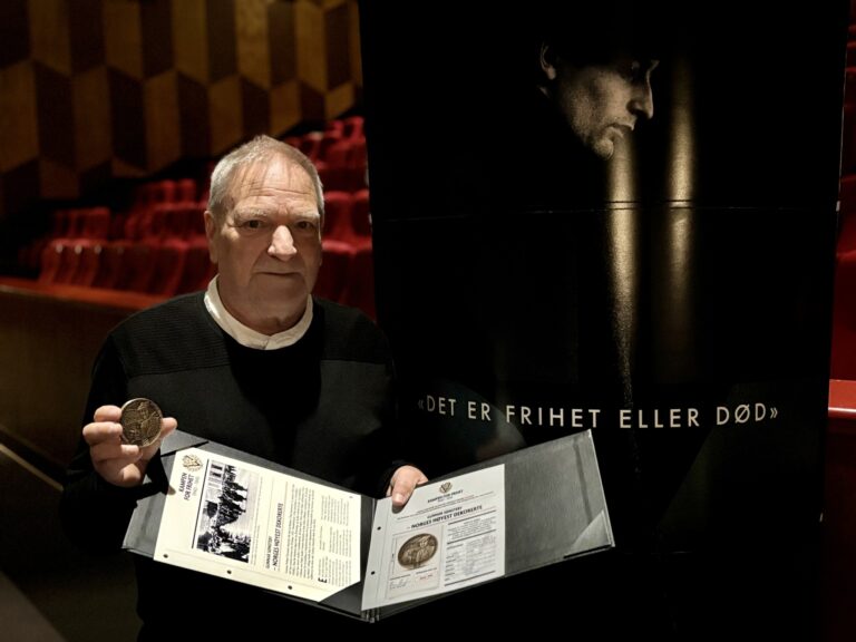 Johny Gullaker Johnson har fått hedersmynt for sitt engasjement hos Rådhusteatret og i kulturlivet.