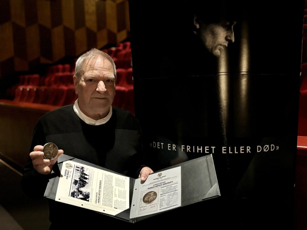 Johny Gullaker Johnson har fått hedersmynt for sitt engasjement hos Rådhusteatret og i kulturlivet.