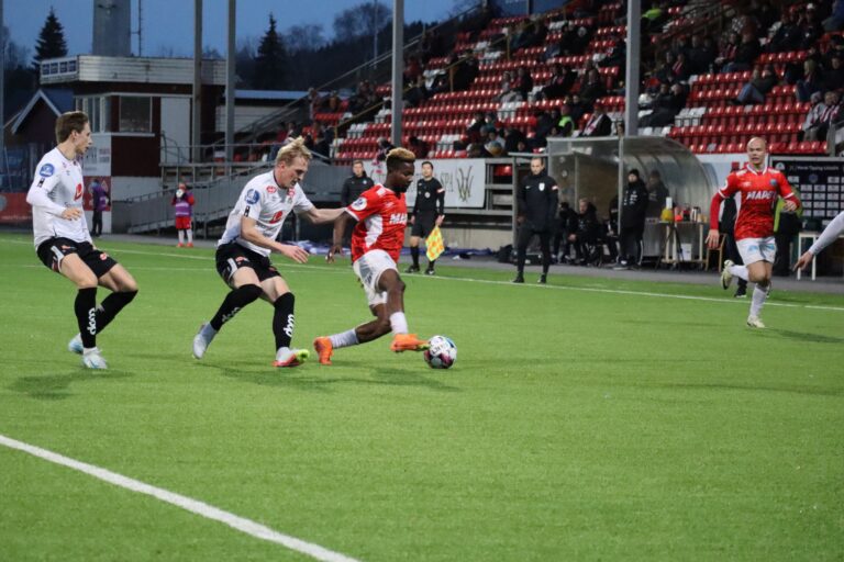 Eric Taylor og KIL avsluttet sesongen mot Sogndal på Gjemselund lørdag ettermidag. Det endte med tap på overtid.