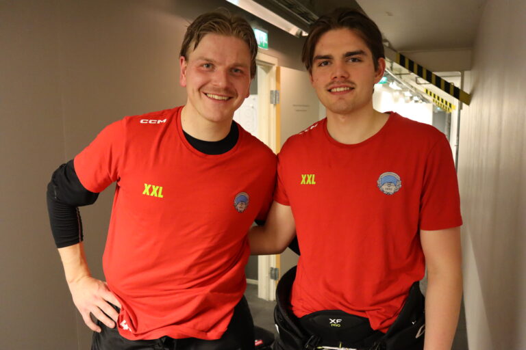 Andreas Heier (t.v.) og Sverre Schmidt Larsen ble kampens to målscorere når KIL ishockey møtte Ski lørdag kveld.