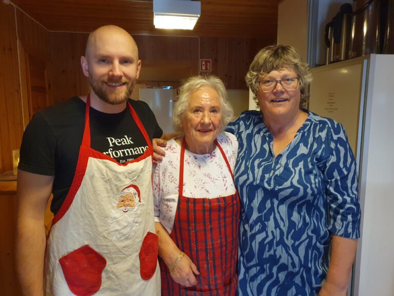 Petter Berg, Karin Berg (midten) og Solvår Ryen holdt koken på kjøkkenet under serveringen av julemiddag på Lundersæter samfunnshus.
