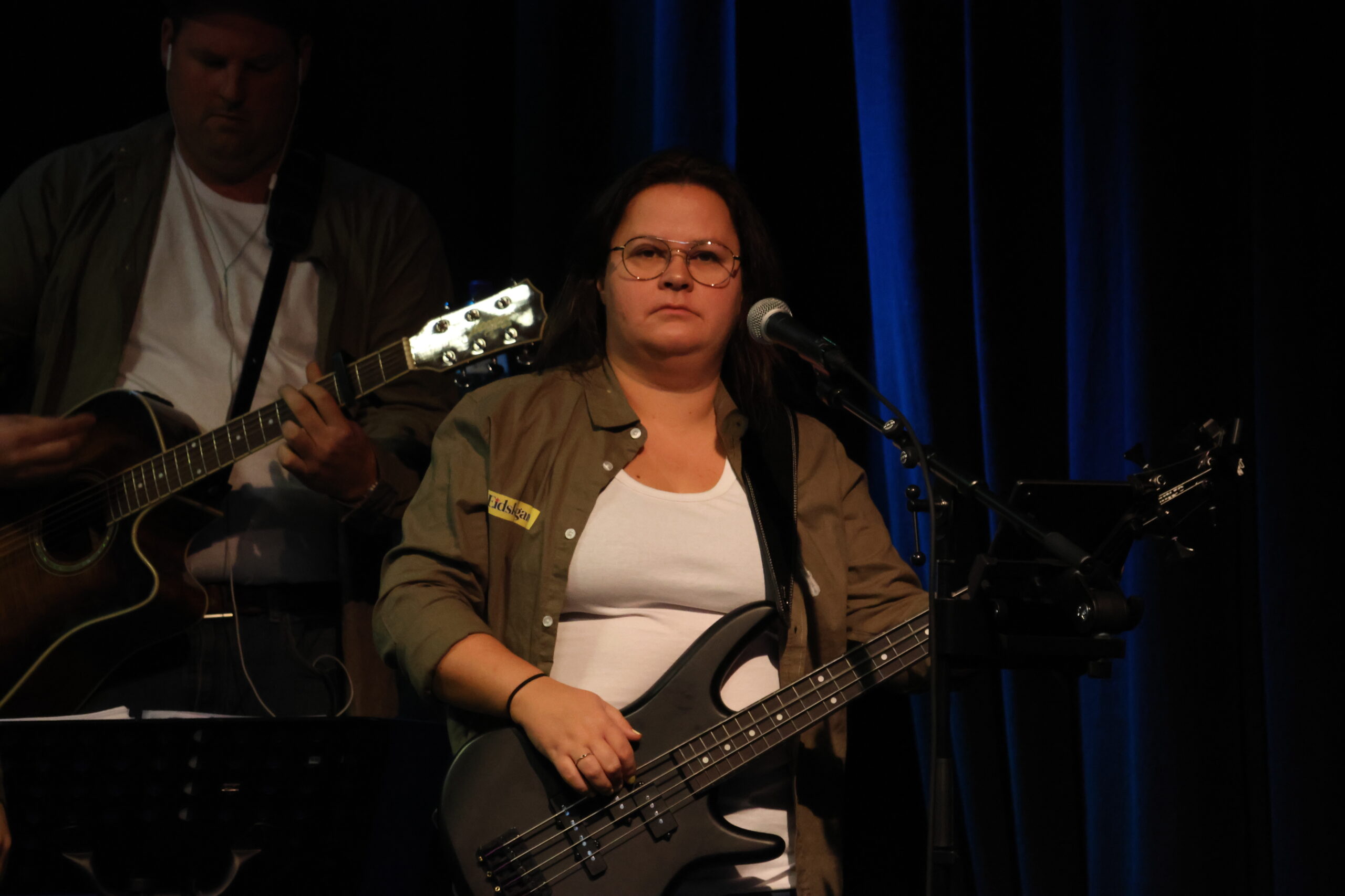 Hilde Jerpset har funnet frem bassen og øvd til fingertuppene har blitt såre i høst. Drømmen om å spille i danseband har hun hatt lenge.