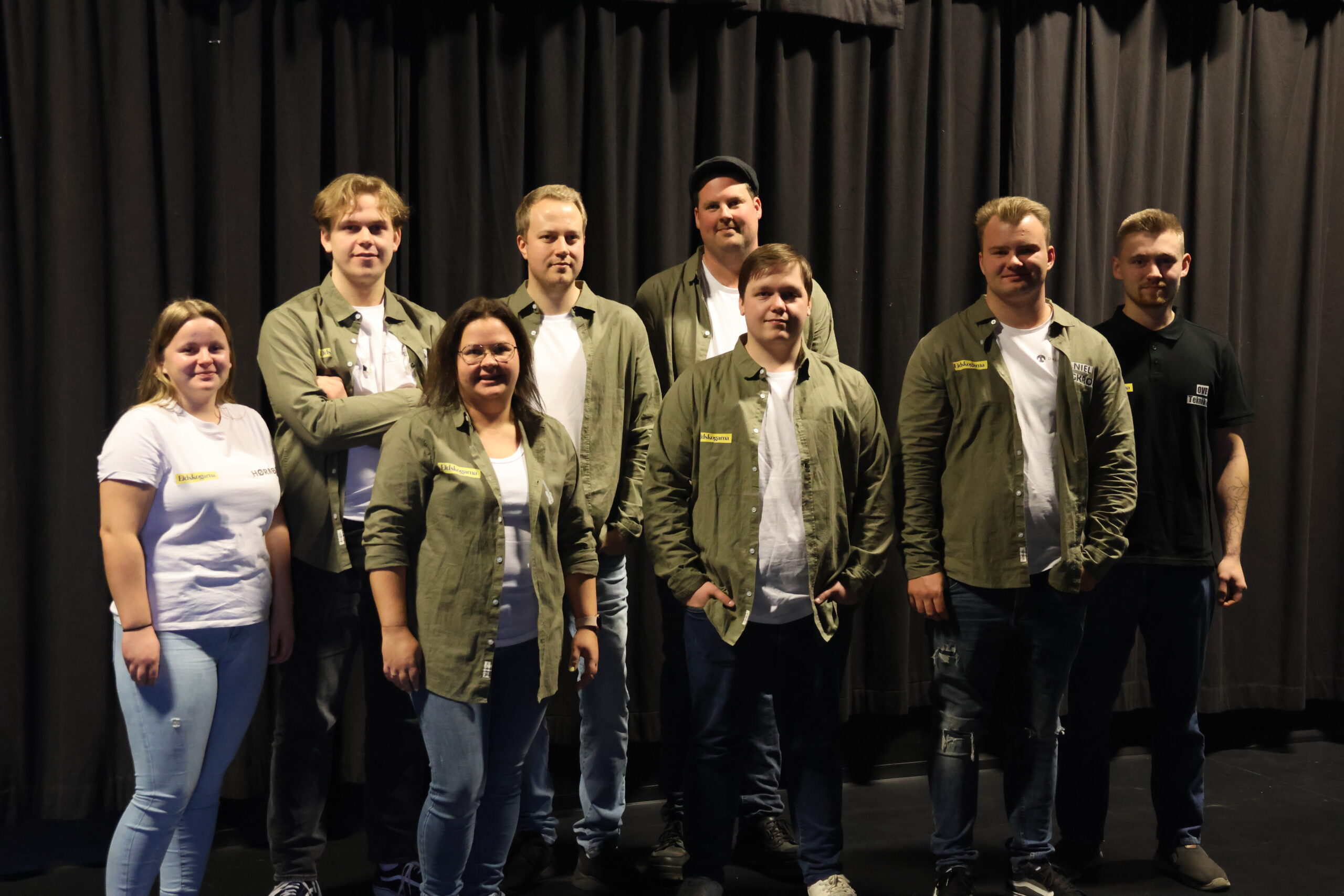 Eidkogarna består av manager Natalie Hornberg (f.v.) Hilde Jerpset, Philip Østby, Daniel Mengkrok og ytterst til høyre lydmann Ove Halvorsrud Gotland. På bakerste rad fra venstre:Per Andreas Brinck Strøm, Vegard Michaelsen og Kai Robert Larsen