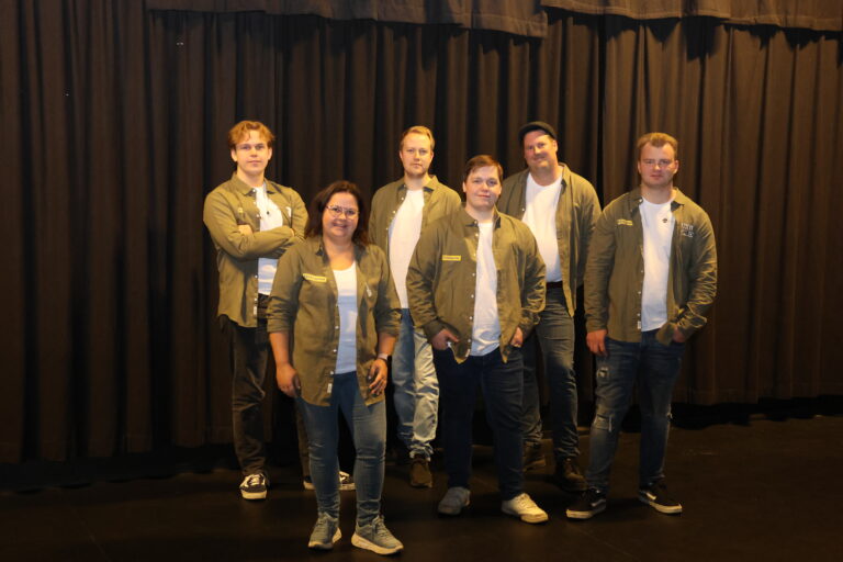 Dansebandet Eidskogarna er klare for sin første spillejobb. På fredag 8.november spiller de til dans på Austmarka samfunnshus. Hilde Jerpset, Philip Østby, Daniel Mengkrok på første rad. Fra venstre på bakerste rad: Per Andreas Brinck Strøm, Vegard Michaelsen og Kai Robert Larsen.
