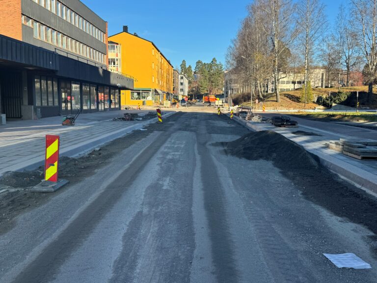 Mandag 4. november klokken 11.28: Det er fortsatt mye jobb som gjenstår før Storgata kan åpnes for trafikk i begge retninger.