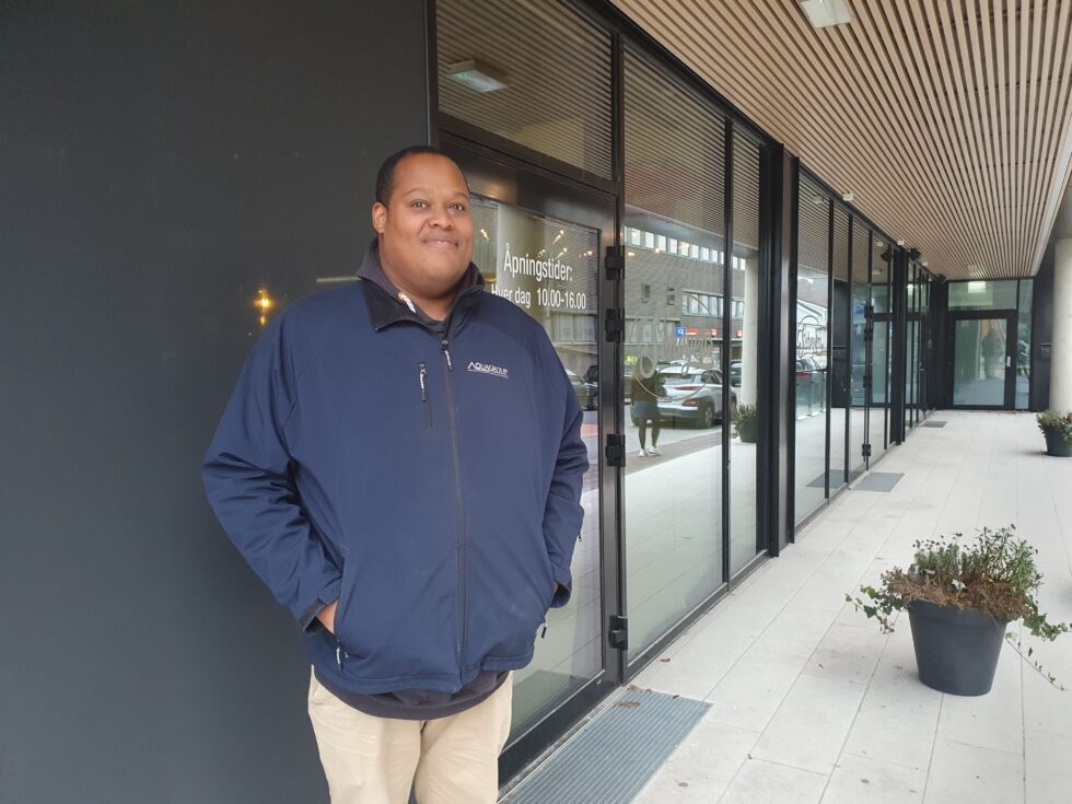 Daglig leder i 5. etage, Joseph Gillen, gleder seg til han kan invitere til åpningen av det nye bakeriet i Haugekvartalet. De gamle åpningstidene og logoen fra Schøyens disponerte lokalet blir snart fjernet fra dører og vinduer, og erstattet med Græbs.