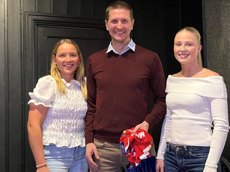 Rune Skasberg har vært KIL trener i tre år. Torsdag ble han hedret av spillerne sine under årets sesongavslutning. Her sammen med Ingrid Hellerud Ihlebekk til venstre og Tale buvarp til Høyre.