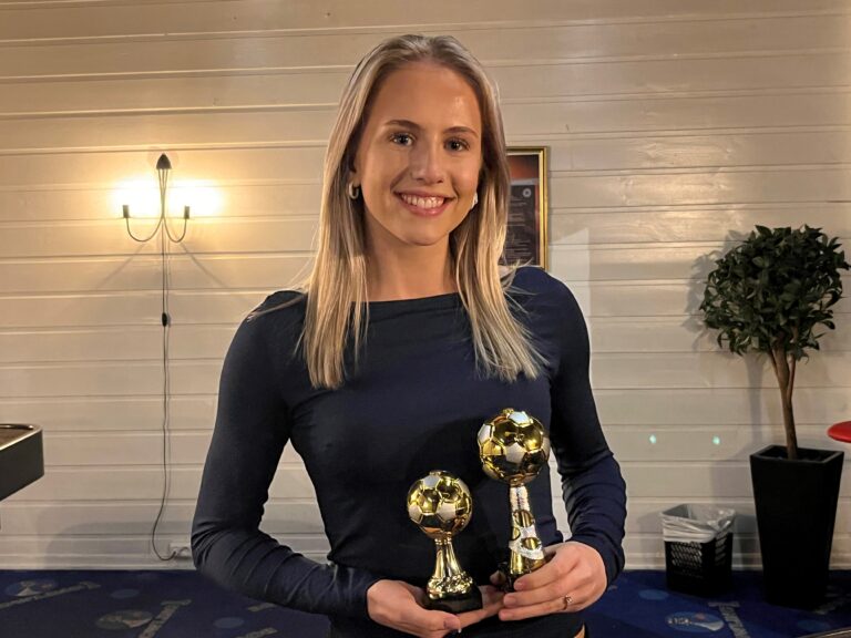 Hannah Moen Skasberg ble kåret både til årets spiller av trenerapparatet og til Spillernes spiller i spillergruppa. - Det betyr mye, sa prisvinneren.