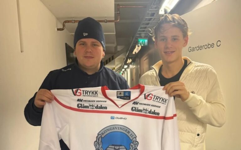 Simon Stolt-Wang (t.v.), sportssjef i KIL Ishockey sier at Emil Krogh har blitt en toneangivende og viktig spiller for A-laget på kort tid.