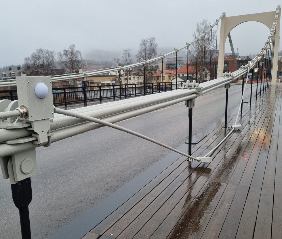Det var dette synet som møtte Bjøn Folkmann på en spasertur over brua i 9 tiden lørdag morgen. Flere av lysene er revet ned fra festene og ligger nede på gangfeltet.