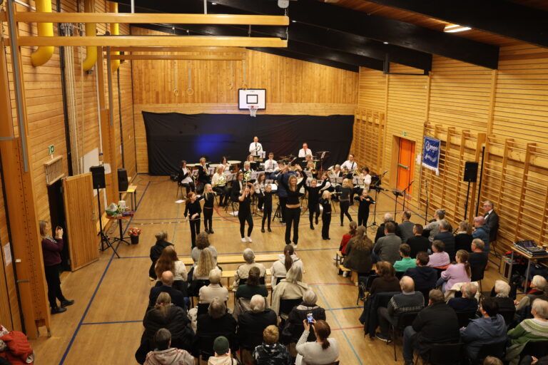 Alle stolene var fylt opp da Brandval Skolemusikk og drilltropp inviterte til Beatles-konsert i gymsalen på Brandval Skole.