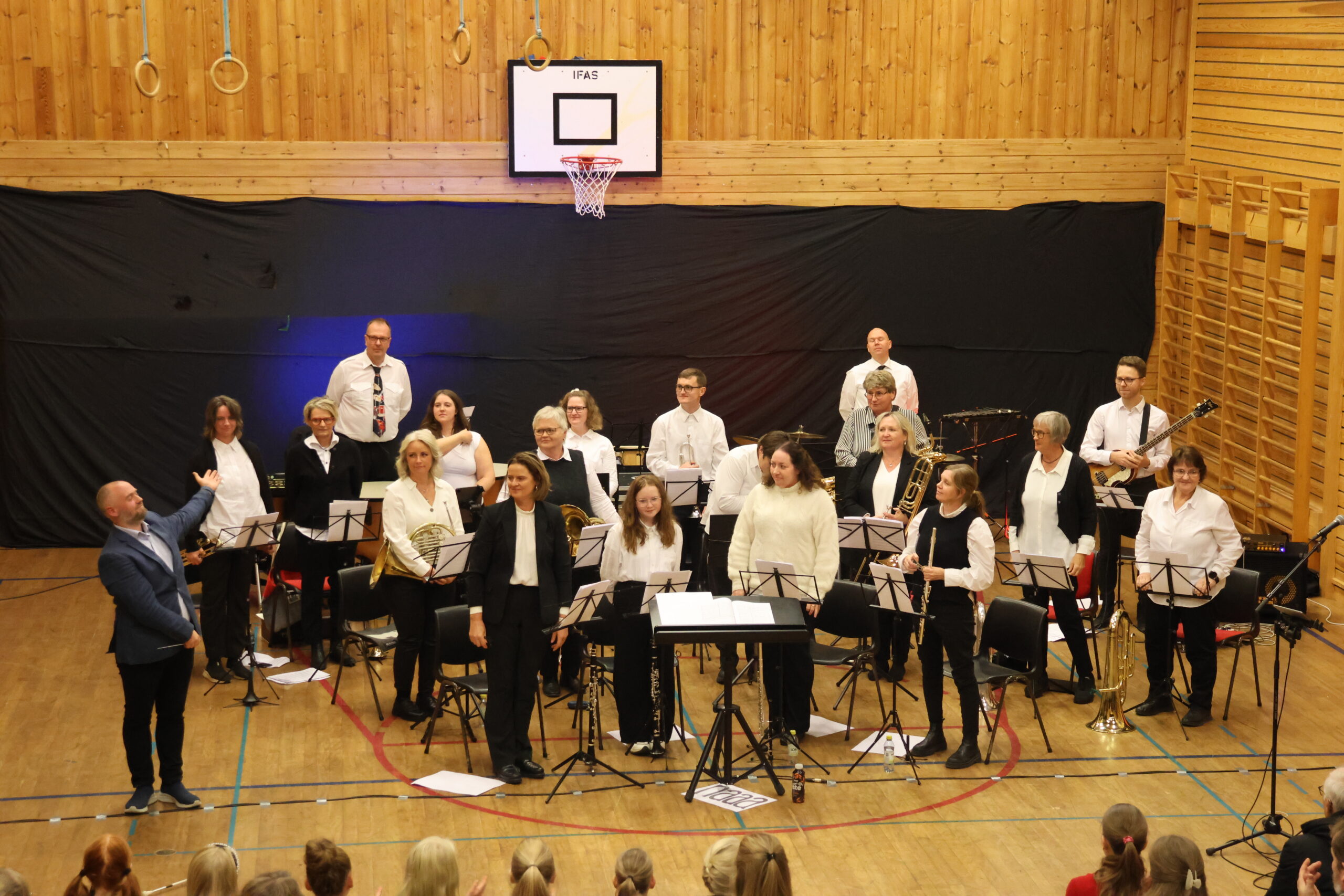 Skolemusikken fikk stående applaus etter konserten. Dirigent Kristian Steenberg presenterer korpset.