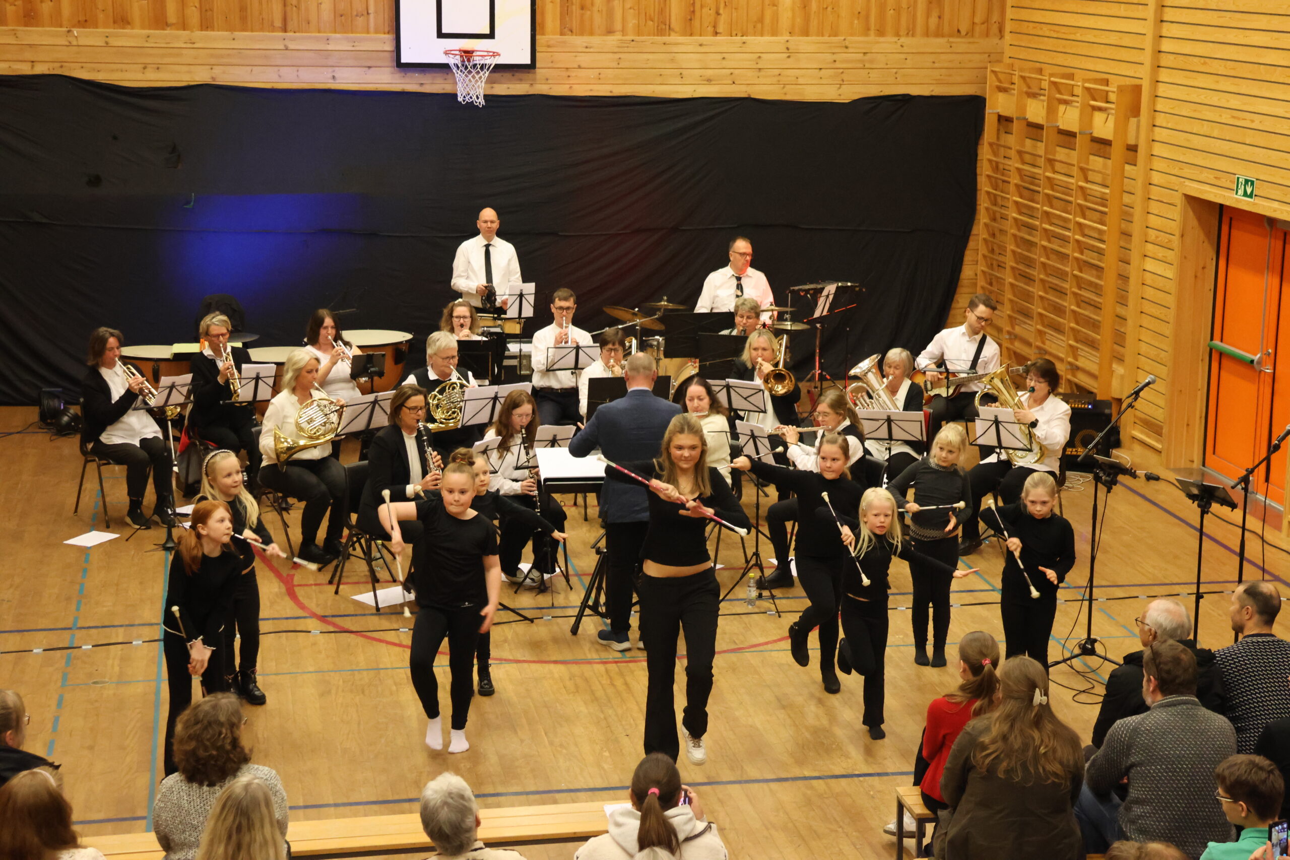 Brandval Skolemusikk sin drilltropp underholdt med et dansenummer.