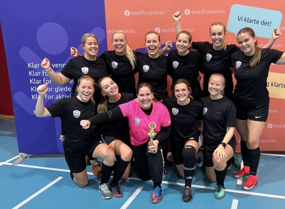 I helgen tok Bygda FC 2.plass i en stor fotballturnering på Stange. På bildet ser vi på første rad fra venstre: Ragnhild Nygaard, Maria Bjørnseth, Marte Granheim, Jenny Bjerknes og Emma Elisabeth Olsson. På bakerste rad fra venstre: Guro Granheim, Mari Slaastad Birkelund, Sarah Krabseth, Aina Eid Kvamme, Thea Nystuen og Mathilde Holt.