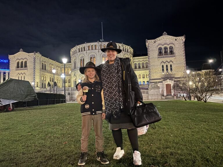 Maja Strand med sønnen Albert Olav Jonsson foran Stortinget dit Øyermo-bedriften Minimäki er invitert for å servere skogfinsk mat.