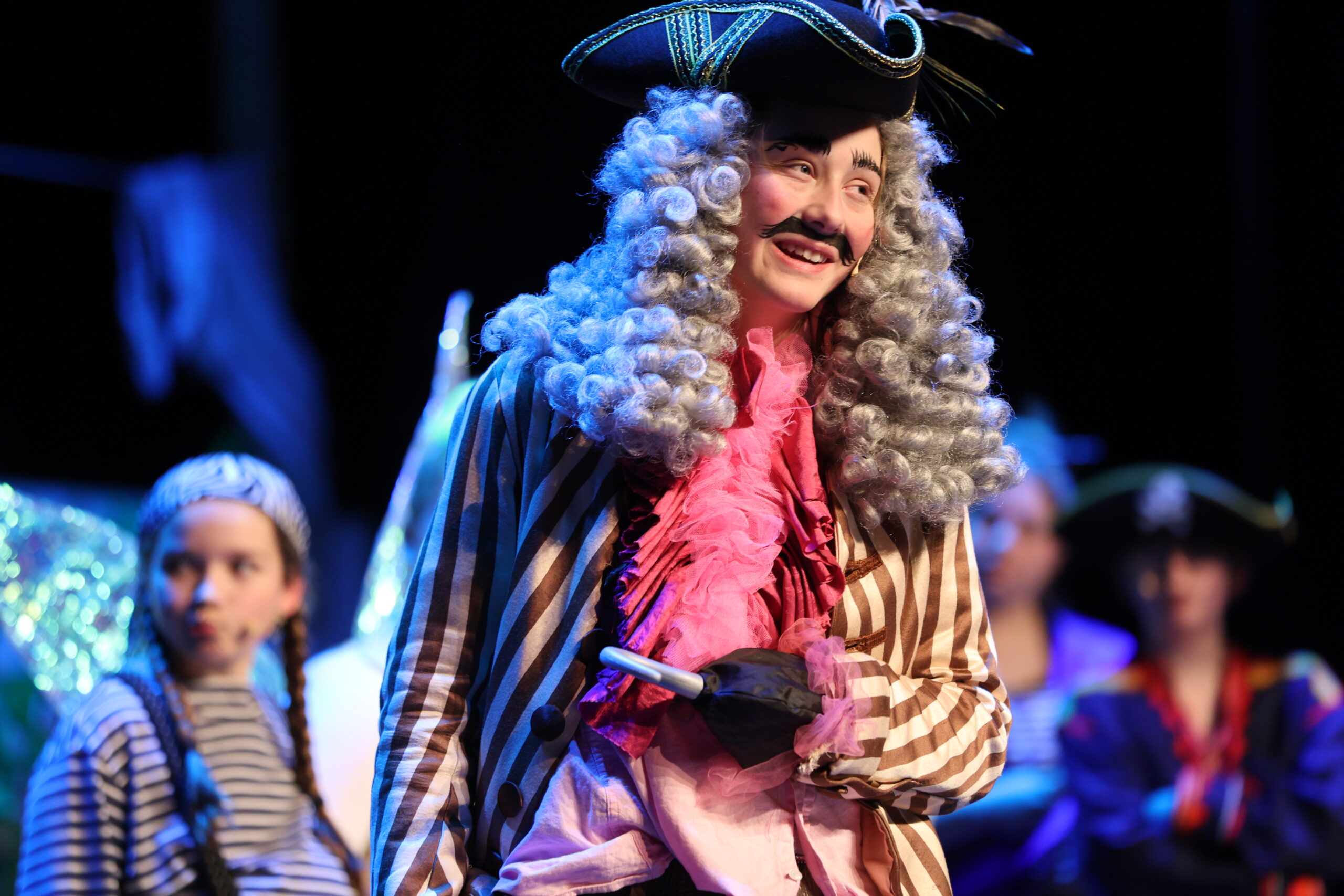 Kaptein Krok (Edvard Sørlie) har planen klar på hvordan han og resten av hans mannskap skal drepe Peter Pan.