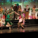 Det er mange som er på scenen når elever fra Kulturskolen skal vise frem Peter Pan.