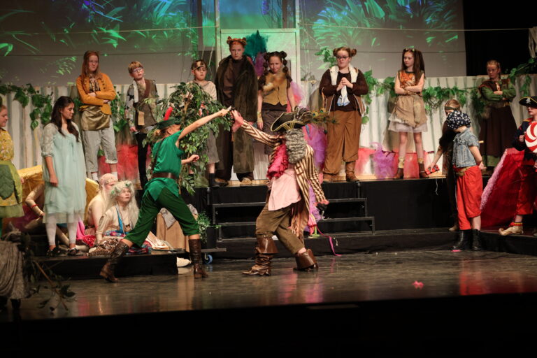 Det er mange som er på scenen når elever fra Kulturskolen skal vise frem Peter Pan.