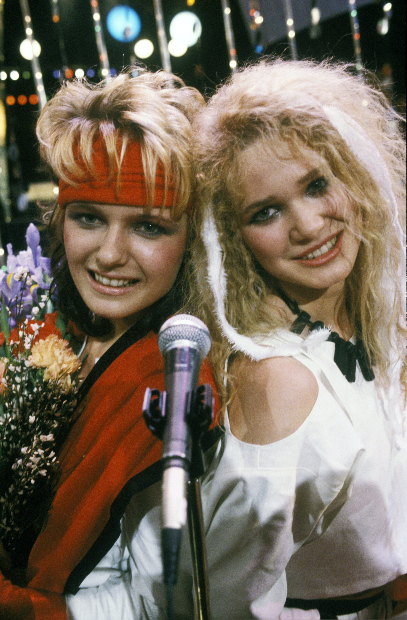 Dollie de Luxe vant den norske finalen i Melodi Grand Prix i Oslo i april 1984 med melodien "Lenge leve livet". Her er Ingrid Bjørnov (t.v.) og Benedicte Adrian etter seieren.
