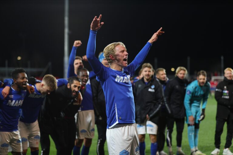 Albert Sandstad ledet an feiringen etter kampen mot Lyn.