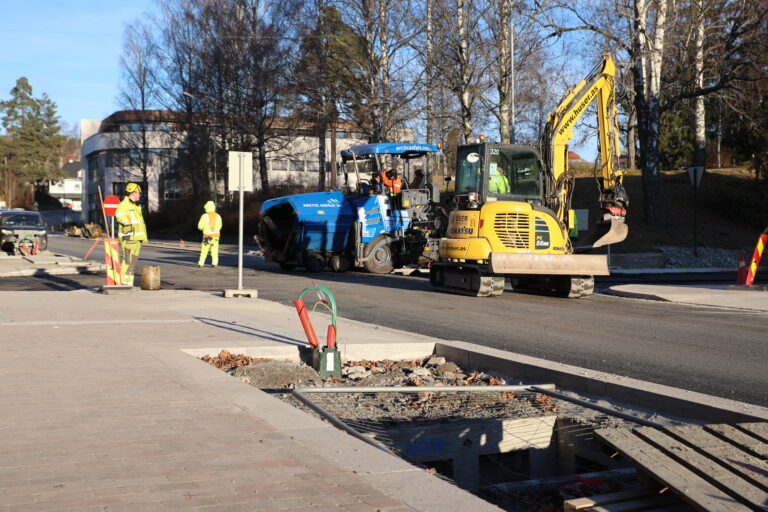 Arbeidet med å asfaltere gatene i sentrum er godt i gang.