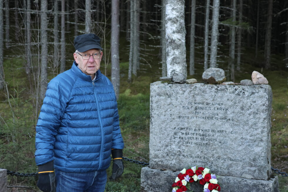 I år er det 80 år siden motstandsmannen Rolf Sannes fra Larvik ble skutt og drept under flukt fra tyske soldater ved Sundammen utenfor Austmarka. Arne Gunnarsbråten (88) husker fortsatt hendelsen.