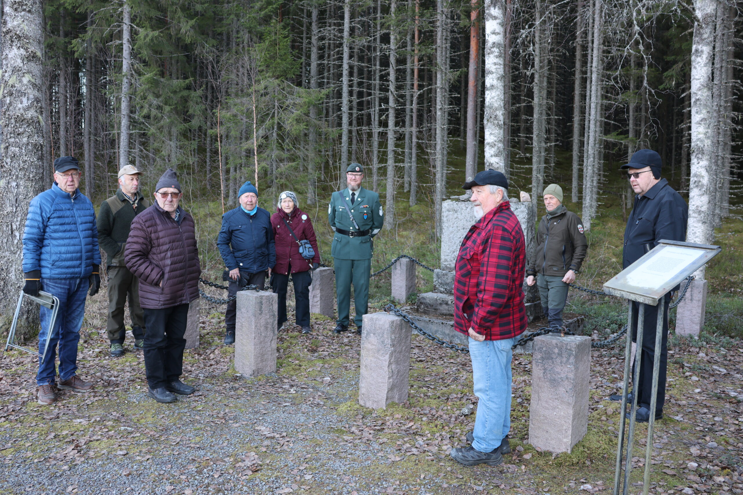 En del hadde tatt turen til Mitanderforsvegen rett øst for Austmarka for å overvære bekransningen av minnesteinen over Rolf Sannes som ble reist i 1954 av Austmarka Arbeiderungdomslag.