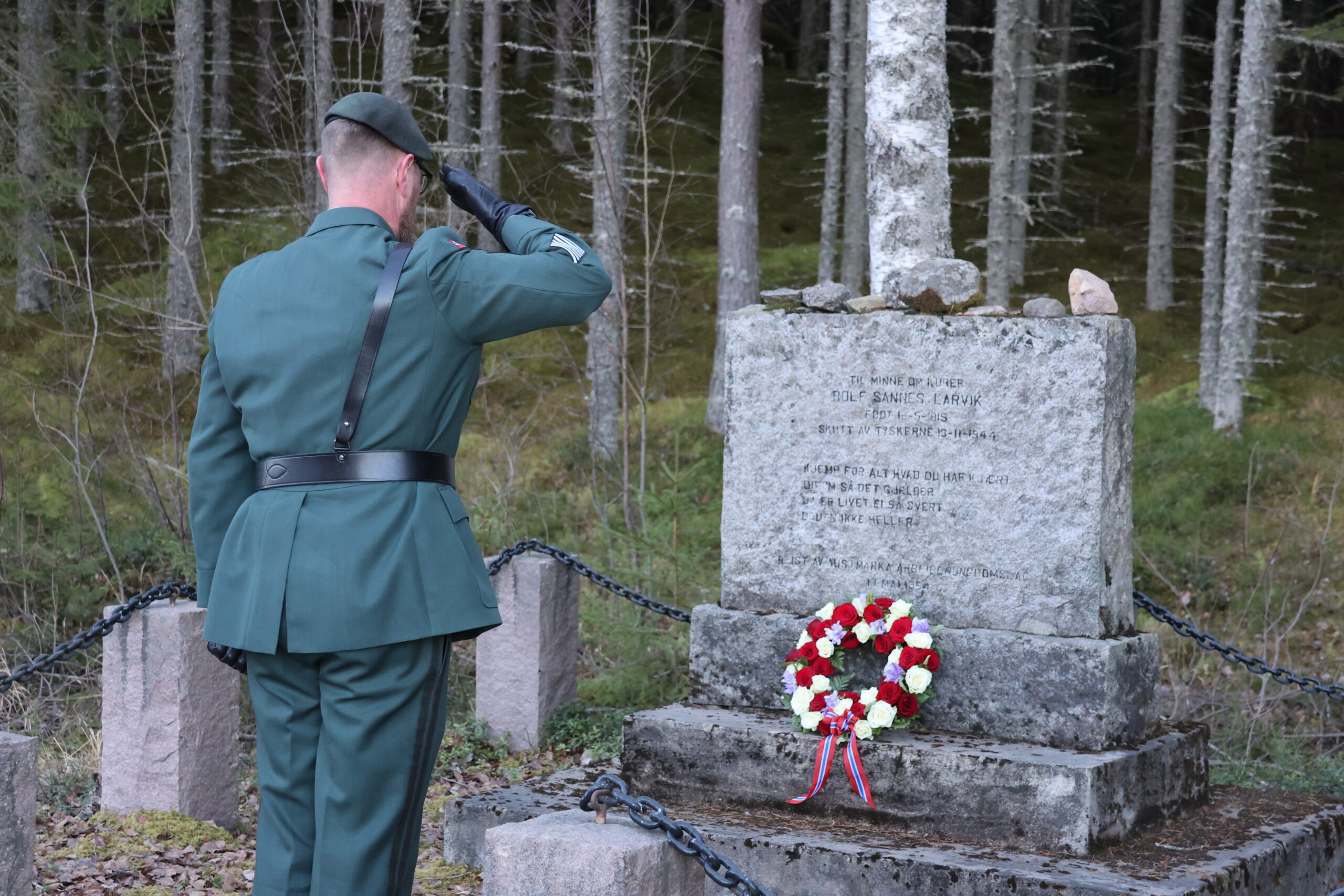 Tommy Tomteberget, sjefssersjant ved Forsvarets veteransenter på Bæreia la ned krans ved minnesteinen.