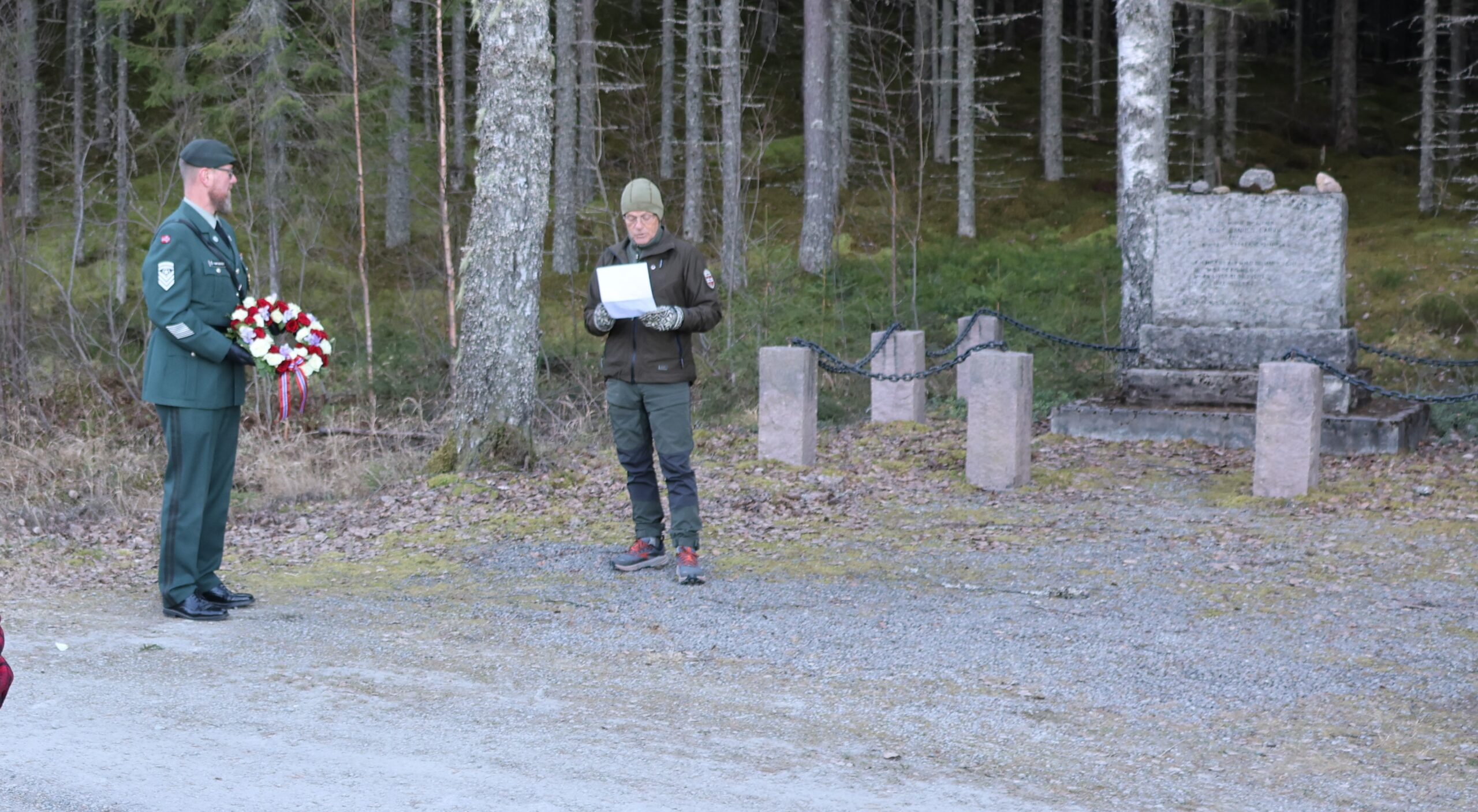 Tor Solbergseter holdt tale i anledning at det er 80 år siden motstandsmannen Rolf Sannes ble skutt og drept av en tysk grensepatrulje ved Mitanderforsvegen. Tommy Tomteberget fra Forsvarets veteransenter på Bæreia la ned krans.