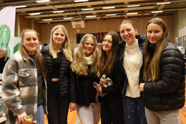 Daniella Grønnerud (f.v.), Hanna Haga, Kilma Hauer, Sanna Nygård, Leonie Bergersen og Annika Stude hadde mye positivt å si om yrkes- og utdanningsmessen.