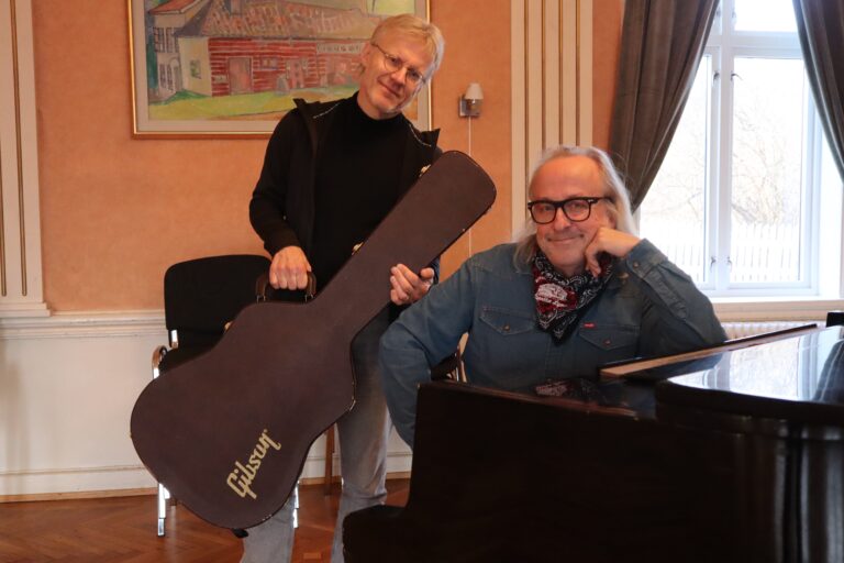 Håvard Gimse og Levi Henriksen har øvd i Herdahlsalen denne uken. Søndag er det konsert i Vinger kirke.