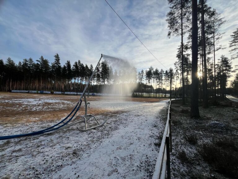 Torsdag kom kuldegradene og produksjonen av snø er i gang på Liermoen.