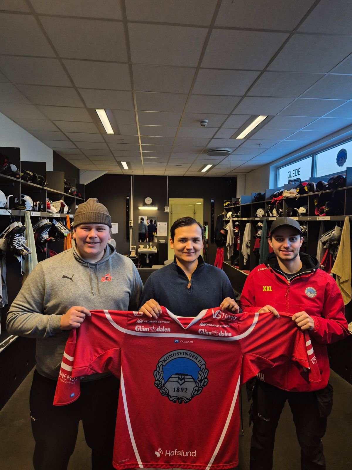 Sportssjef Simon Stolt Wang (t.v.), Victor Zetterberg og trener Tom Ivar Hesbråten.