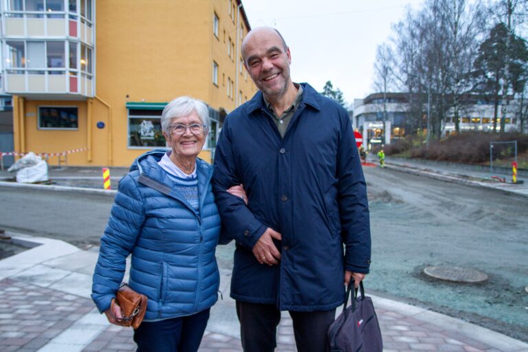 Anne Berit Gaukstad Løfsgård og Odd Henning Dypvik foran KOBBL-bygget fra 1947. Dette var starten på boligbyggingen etter andre verdenskrig, og hjemmet til Løfsgård fra 1947 til hun flyttet ut og giftet seg i 1962.